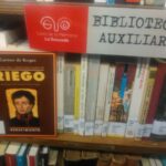La biografía de Riego, de Carmen de Burgos, en la biblioteca auxiliar de la Casa de la Memoria.