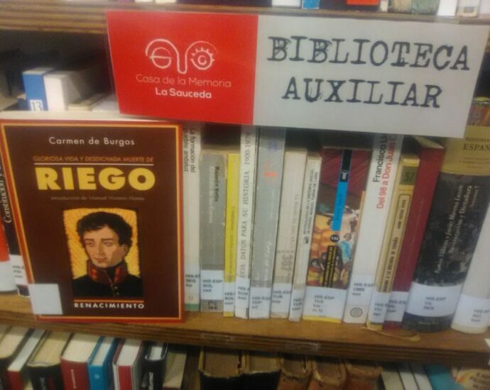 La biografía de Riego, de Carmen de Burgos, en la biblioteca auxiliar de la Casa de la Memoria.