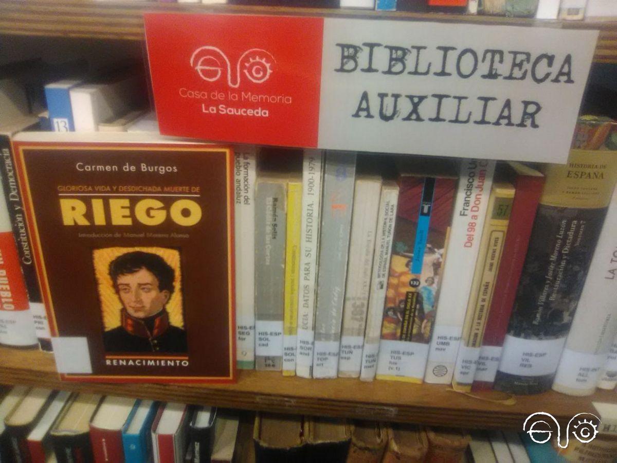 La biografía de Riego, de Carmen de Burgos, en la biblioteca auxiliar de la Casa de la Memoria.