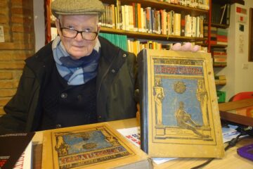 José Netto, con la enciclopedia de Reclus, en la Biblioteca de la Casa de la Memoria.
