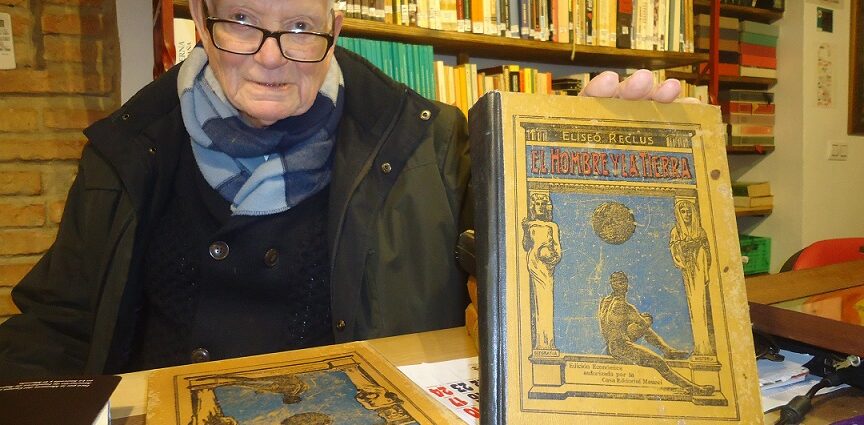 José Netto, con la enciclopedia de Reclus, en la Biblioteca de la Casa de la Memoria.