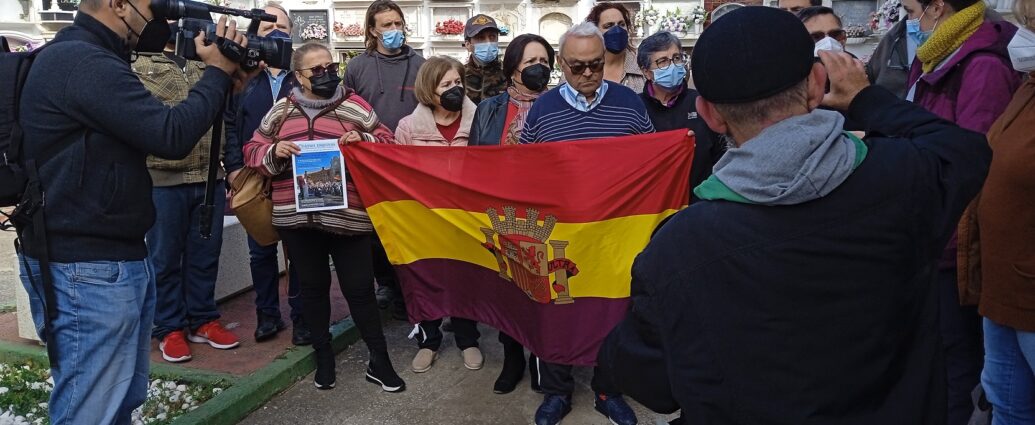 Un grupo de familiares de desaparecidos e integrantes del foro, durante el comienzo de los sondeos que se hicieron en el cementerio de La Línea en febrero de 2022.