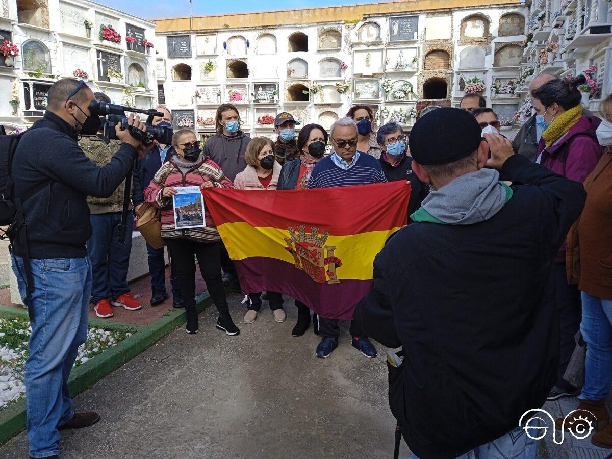 Un grupo de familiares de desaparecidos e integrantes del foro, durante el comienzo de los sondeos que se hicieron en el cementerio de La Línea en febrero de 2022.