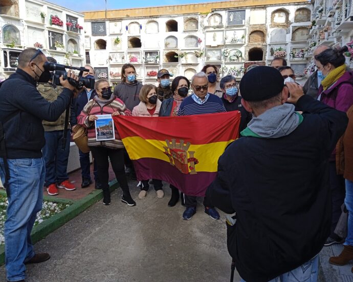 Un grupo de familiares de desaparecidos e integrantes del foro, durante el comienzo de los sondeos que se hicieron en el cementerio de La Línea en febrero de 2022.