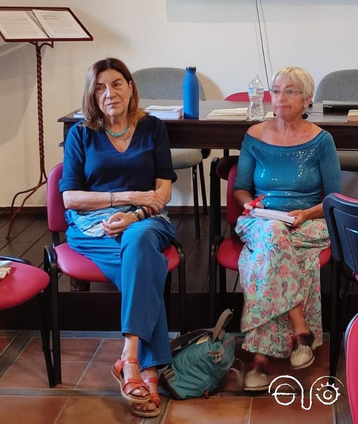 Nieves García Benito, nueva presidenta, y Margarita García Díaz, presidenta saliente.