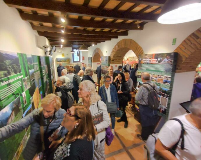 Visita de jubilados de CCOO de Cataluña a la Casa de la Memoria.