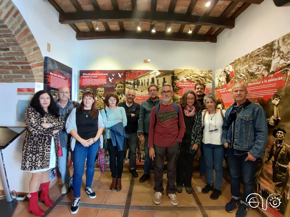 Visita de miembros del Ateneo Cultural A galopar de Cortes de la Frontera.