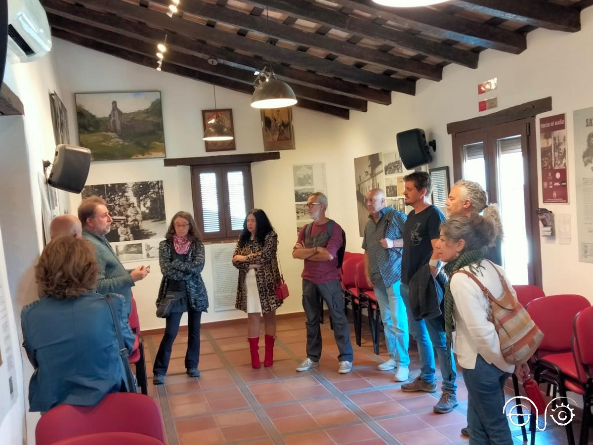 Visita guiada a miembros del Ateneo Cultural A galopar de Cortes de la Frontera.