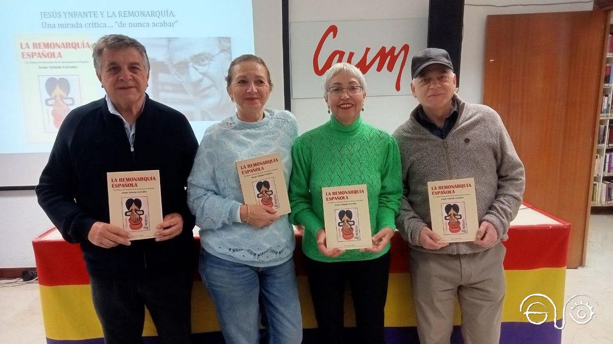 Los historiadores Antonio Morales Benítez, Elena Trujillo Petisme, Margarita García Díaz y Fernando Sígler Silvera, con el libro de Jesús Ynfante, en el Club de Amigos de la UNESCO de Madrid.