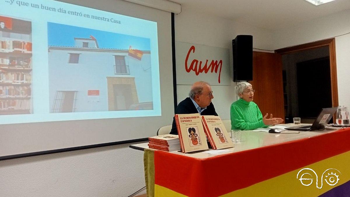 Margarita García, durante su intervención, con la imagen proyectada de la Casa de la Memoria.