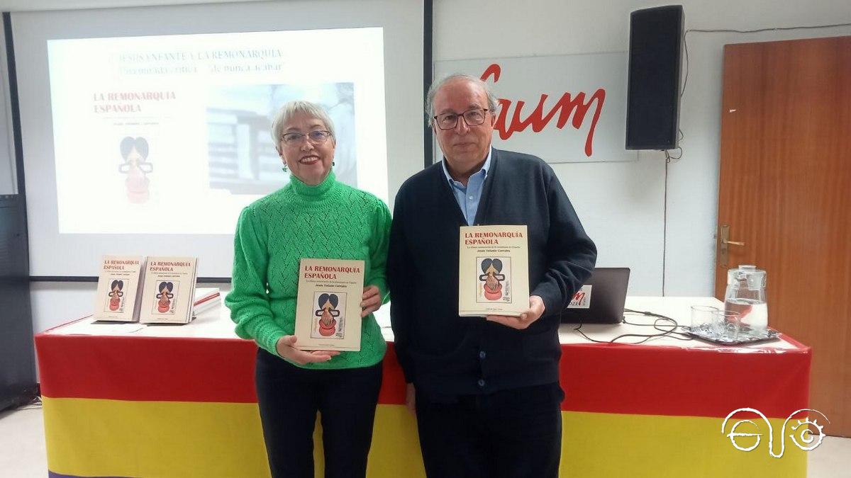 Margarita García e Isabelo Herreros, con el libro de Jesús Ynfante.