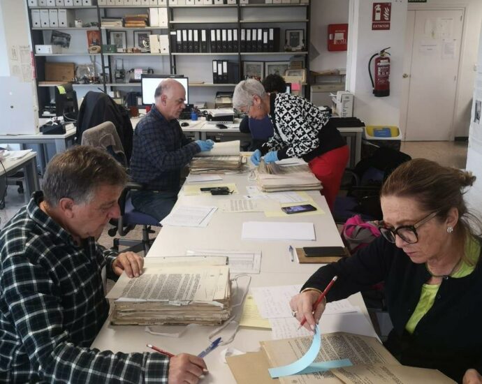 Investigación en el Archivo Central de Educación, en Alcalá de Henares (Madrid).