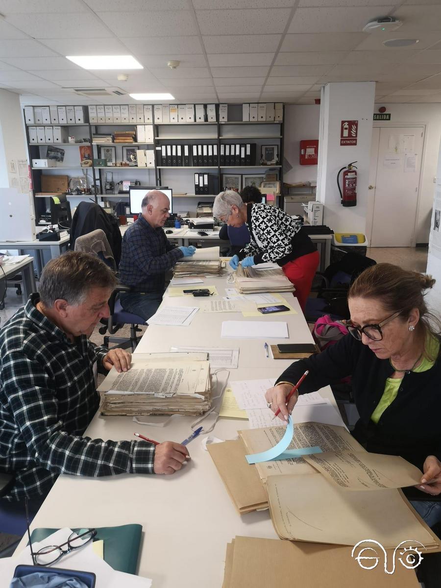 Investigación en el Archivo Central de Educación, en Alcalá de Henares (Madrid).