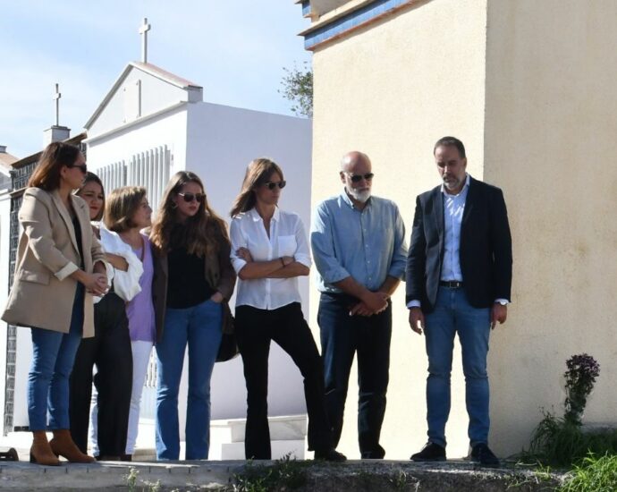 Visita a la fosa común del cementerio de Trebujena.