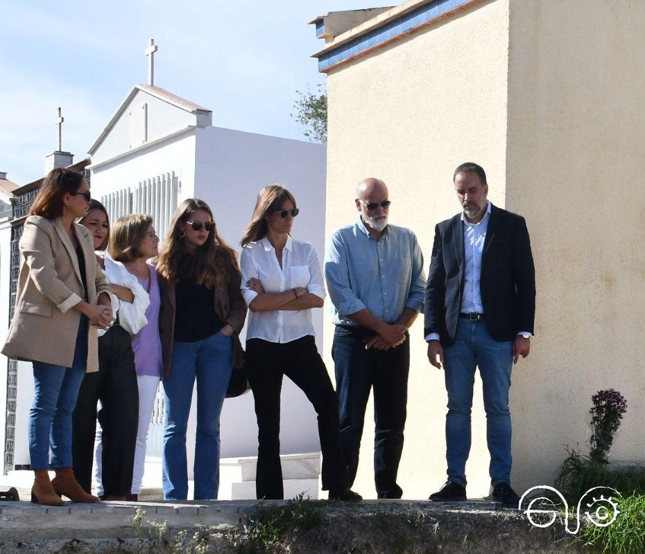 Visita a la fosa común del cementerio de Trebujena.