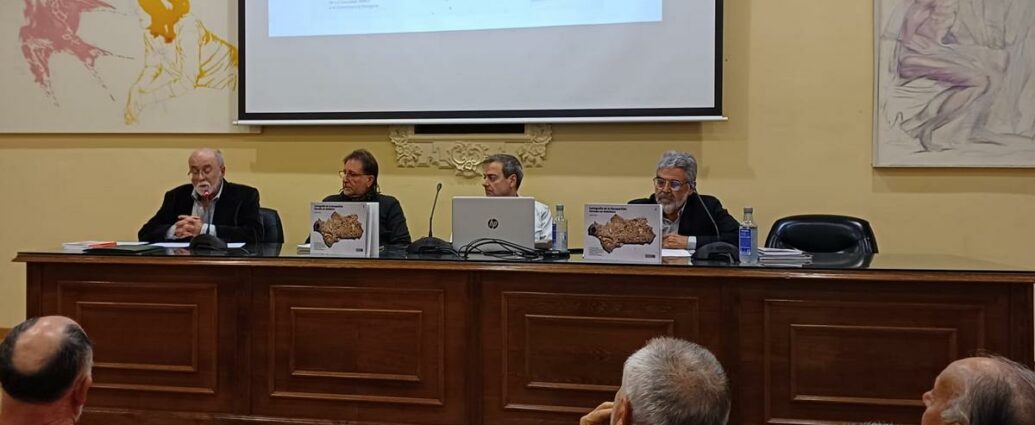Participantes en la mesa del acto de presentación del libro.