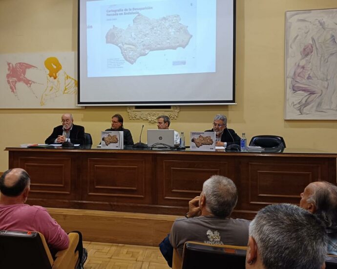 Participantes en la mesa del acto de presentación del libro.