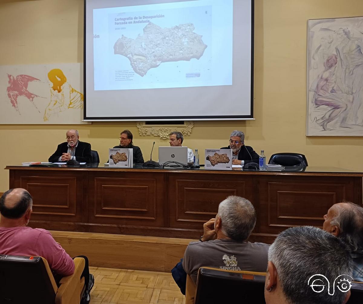 Participantes en la mesa del acto de presentación del libro.