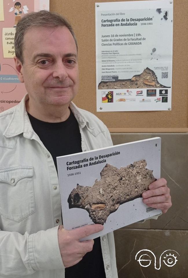 Fermín Mingorance, con el libro presentado en Granada.