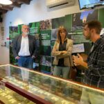 El vicepresidente segundo de la Diputación de Cádiz, Javier Vidal, atiende la explicación del presidente del Foro, Fran Hidalgo, sobre el contenido de la Casa de la Memoria.