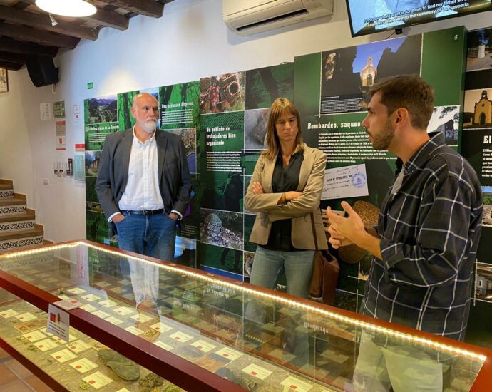 El vicepresidente segundo de la Diputación de Cádiz, Javier Vidal, atiende la explicación del presidente del Foro, Fran Hidalgo, sobre el contenido de la Casa de la Memoria.