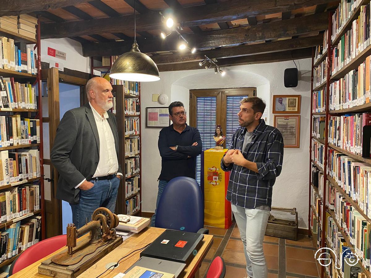 El presidente del Foro y directivo de la Asociación, Fran Hidalgo, explica las características de la biblioteca de la Casa de la Memoria a Javier Vidal, vicepresidente 2º de la Diputación de Cádiz.
