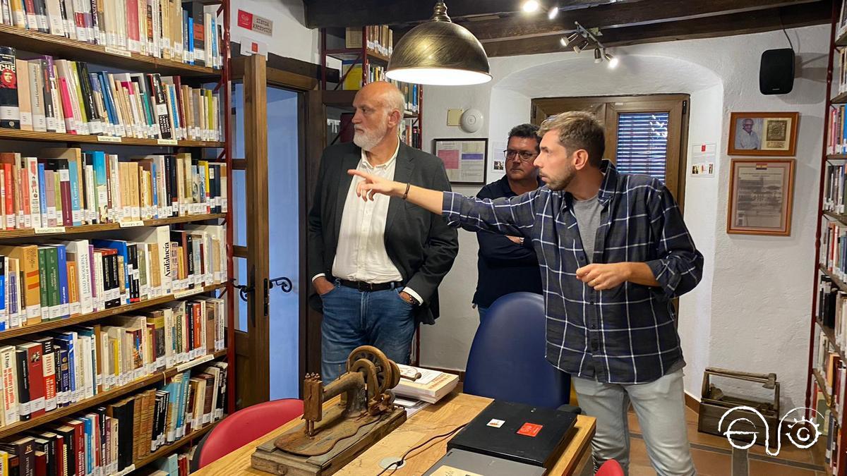 Javier Vidal, en la biblioteca de la Casa, con Fran Hidalgo y Arturo Ruiz.