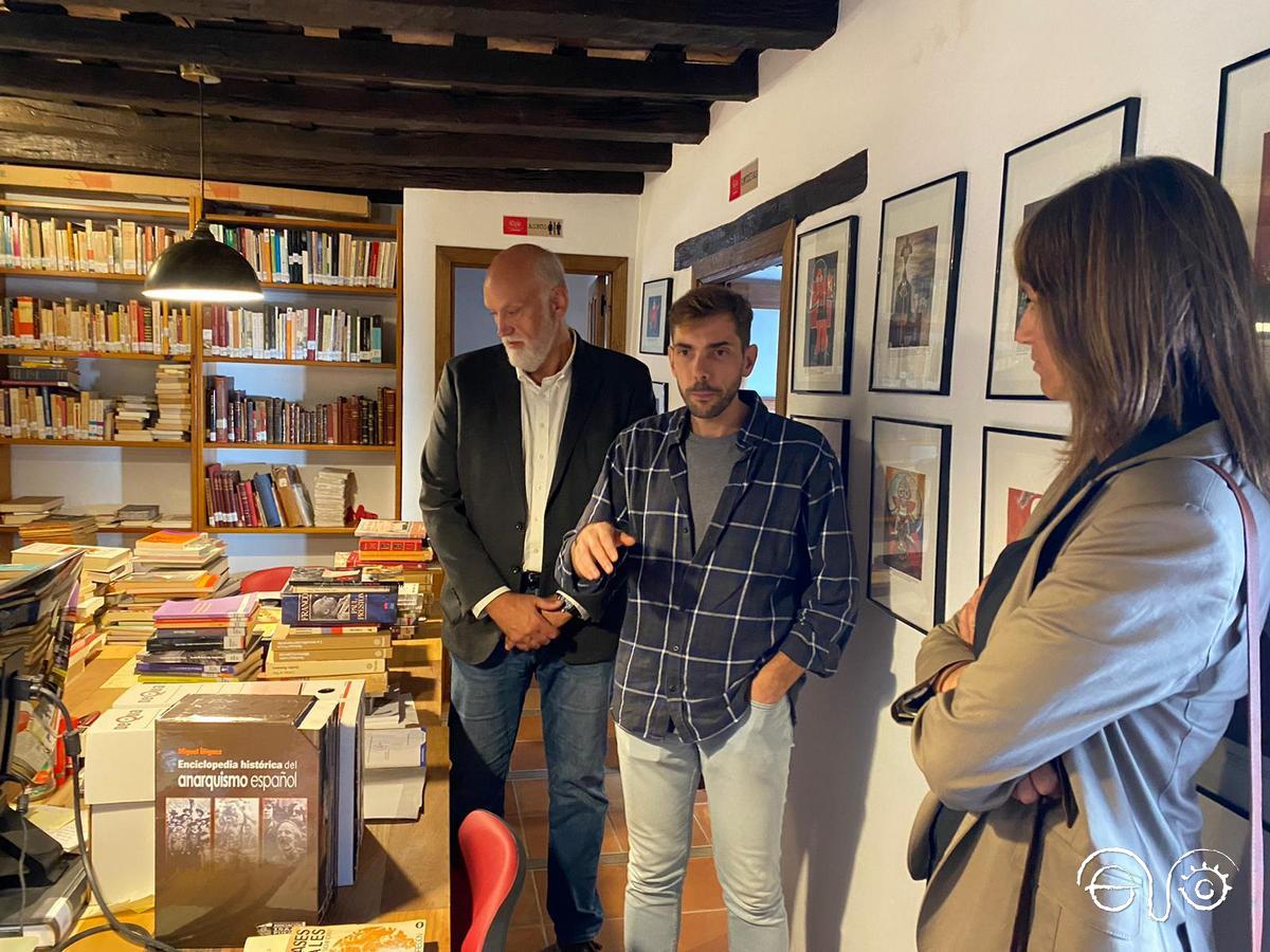 El vicepresidente 2º de la Diputación de Cádiz y el presidente del Foro por la Memoria del Campo de Gibraltar, en la sala de ordenación de documentos del archivo de la Casa de la Memoria.