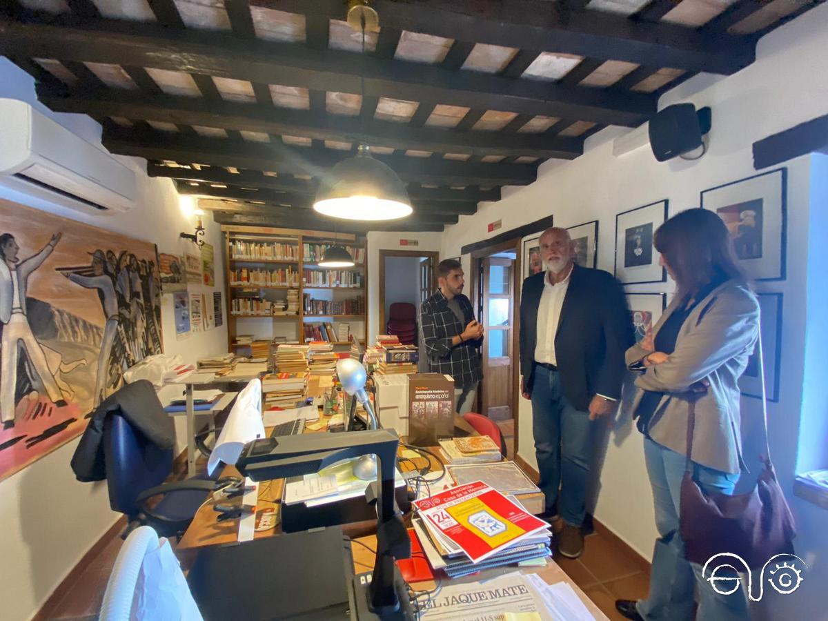 El vicepresidente 2º de la Diputación de Cádiz y el presidente del Foro por la Memoria del Campo de Gibraltar, en la sala de ordenación de documentos del archivo de la Casa de la Memoria.