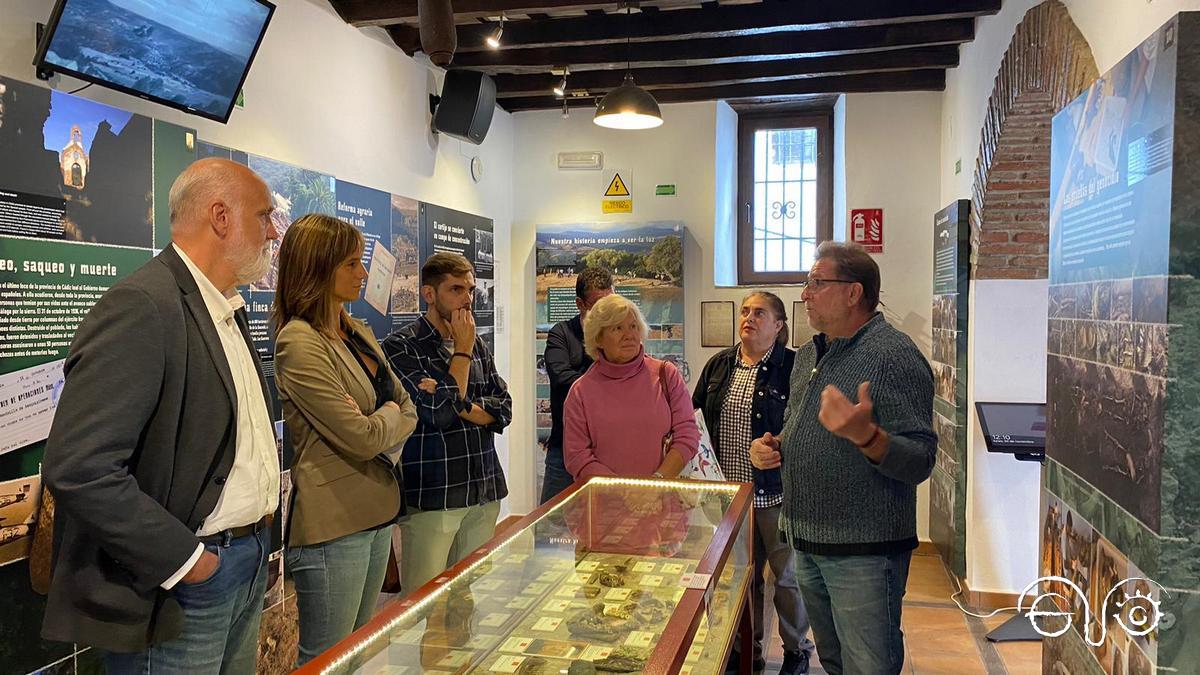 Javier Vidal, vicepresidente segundo de la Diputación, atiende las explicaciones del directivo Andrés Rebolledo en la sala de exposición permanente de la Casa de la Memoria.