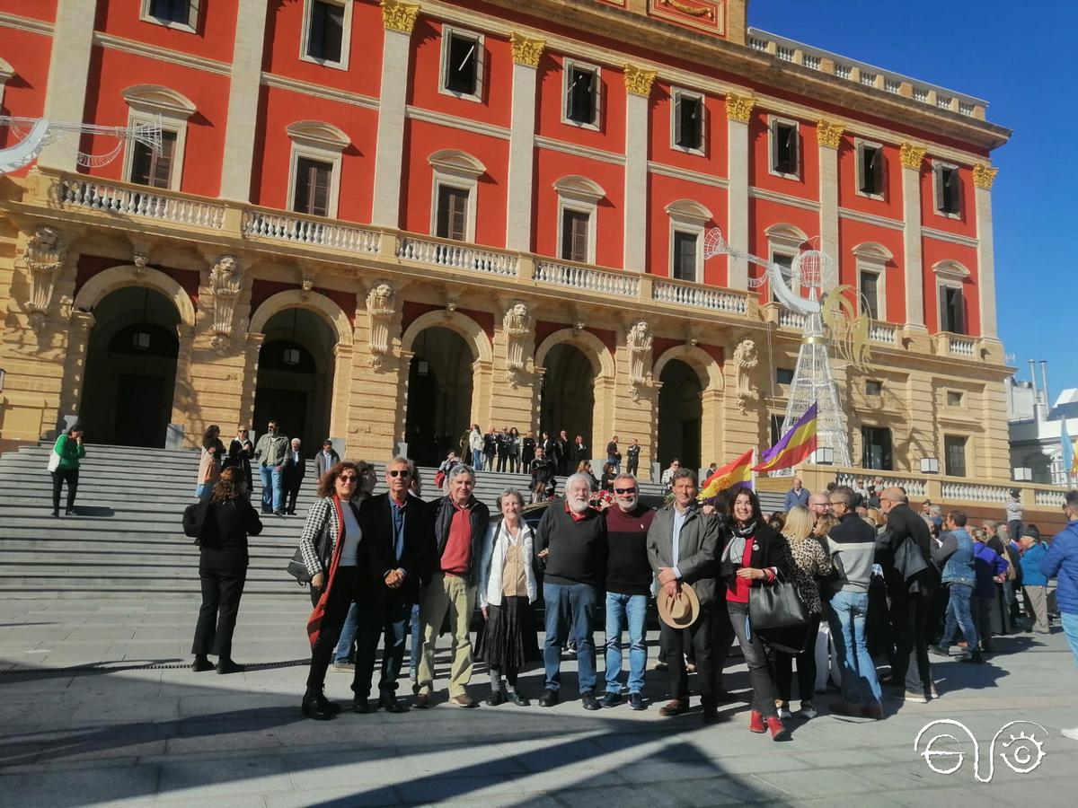 Algunos de los asistentes, en el exterior del Ayuntamiento.