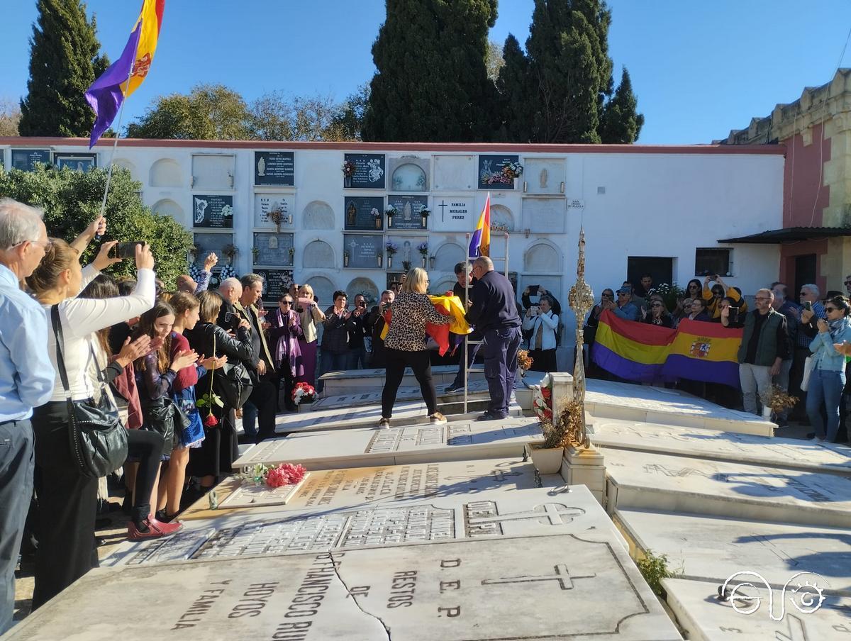 Ceremonia de entierro en el cementerio.