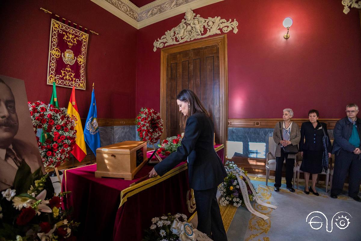 La alcaldesa deposita la vara de mando en la capilla ardiente.