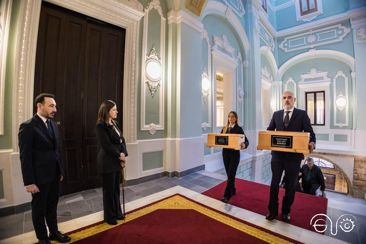 Llegada de los restos de Roldán y Barbacil a la sala capitular, en presencia de la alcaldesa.