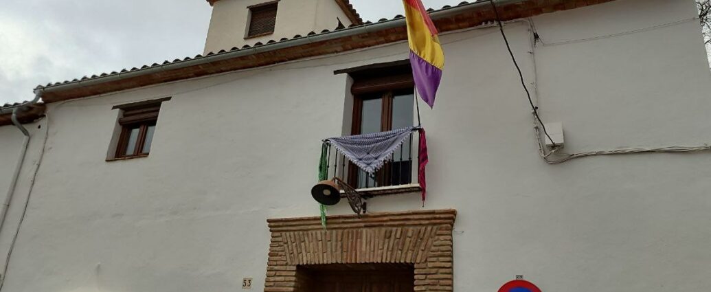 Palestinian keffiyeh on the front balcony of Casa de la Memoria La Sauceda.