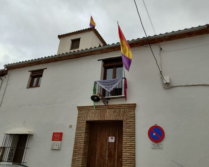 Palestinian keffiyeh on the front balcony of Casa de la Memoria La Sauceda.