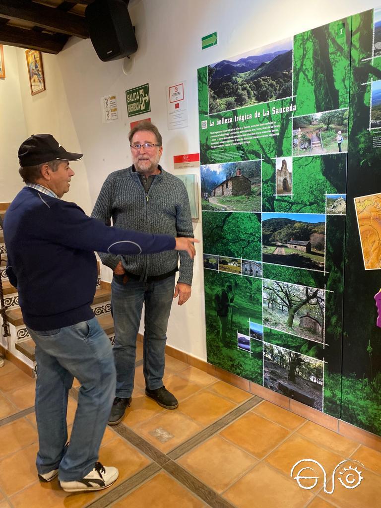 Francisco Gutiérrez Rodríguez, ante el panel de La Sauceda, en la exposición permanente de la Casa de la Memoria, en presencia de Andrés Rebolledo.