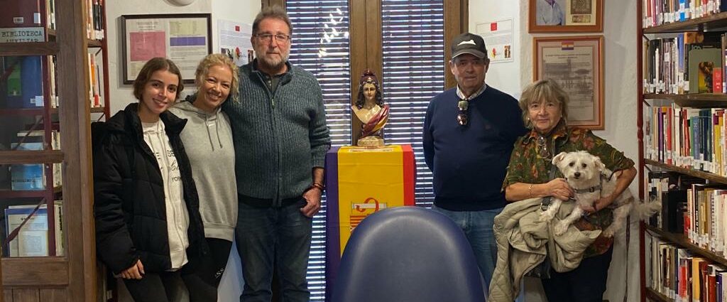 Francisco Gutiérrez, con su familia y con Andrés Rebolledo, en la Casa de la Memoria.