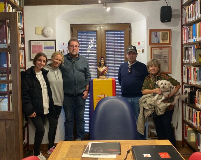 Francisco Gutiérrez, con su familia y con Andrés Rebolledo, en la Casa de la Memoria.