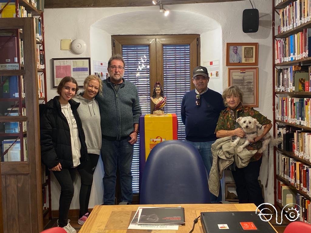 Francisco Gutiérrez, con su familia y con Andrés Rebolledo, en la Casa de la Memoria.