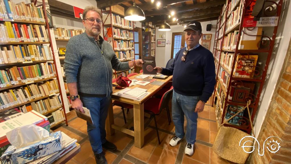 Francisco Gutiérrez recibe de manos de Andrés Rebolledo un ejemplar del libro Las fosas comunes del Marrufo.