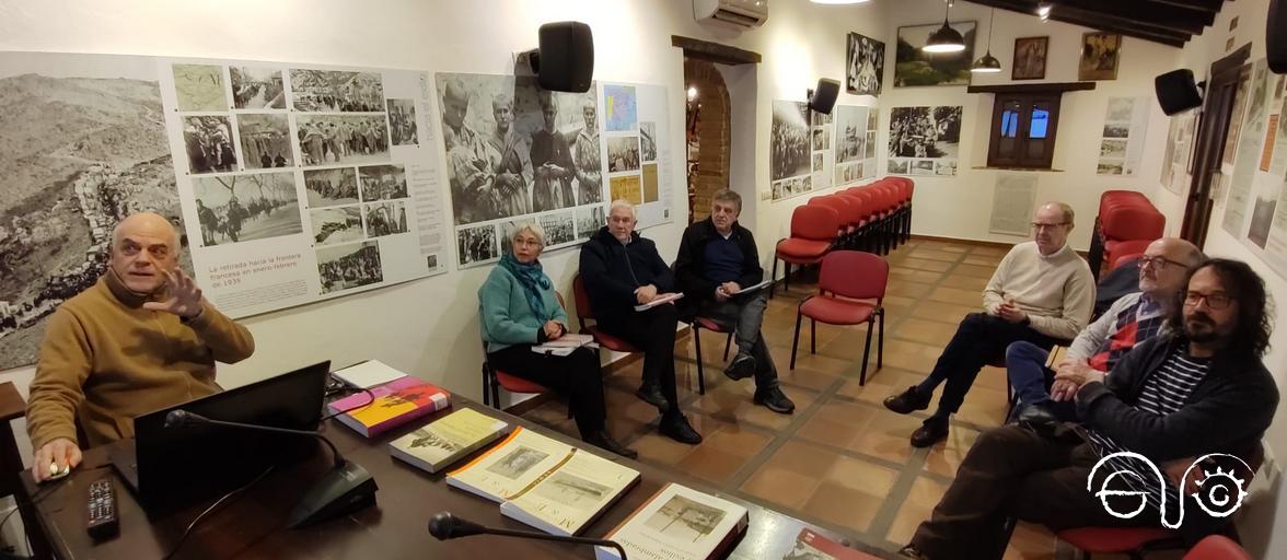 Presentación de la memoria a directivos de la Asociación Casa de la Memoria y miembros del comité científico.