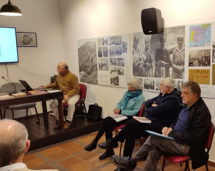 Presentación de la memoria a los miembros del comité científico de la asociación.