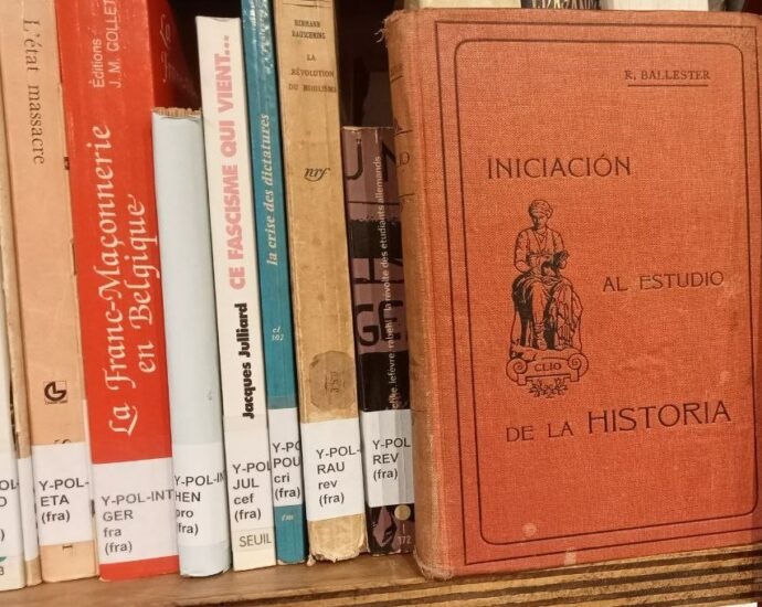 El libro de Rafael Ballester Iniciación al estudio de la Historia, en la estantería de la biblioteca auxiliar de la Casa de la Memoria.