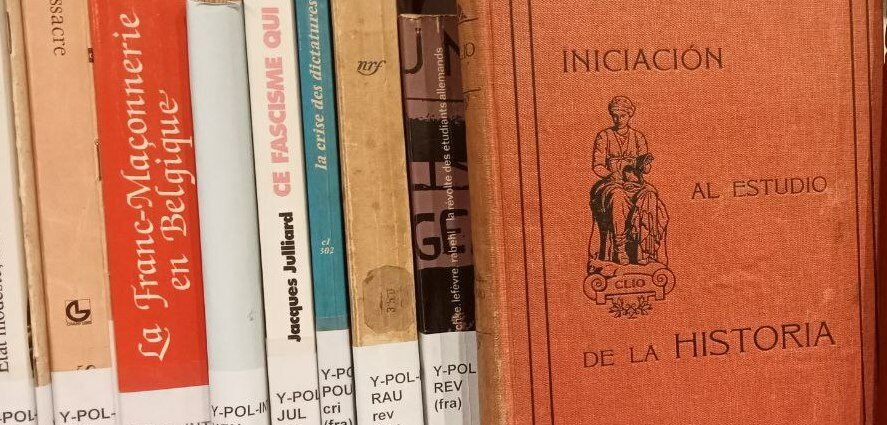 El libro de Rafael Ballester Iniciación al estudio de la Historia, en la estantería de la biblioteca auxiliar de la Casa de la Memoria.