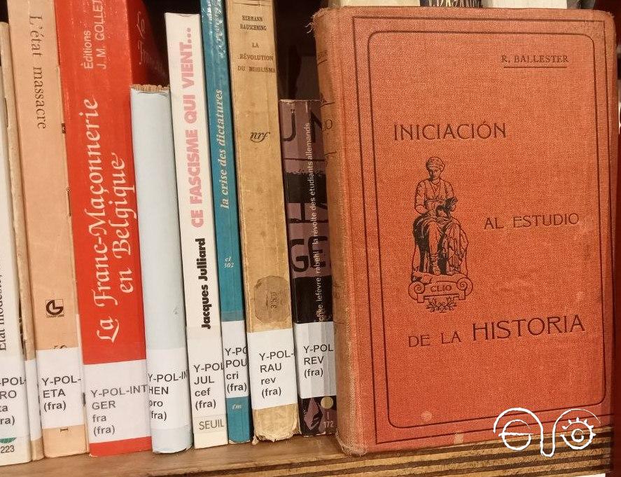 El libro de Rafael Ballester Iniciación al estudio de la Historia, en la estantería de la biblioteca auxiliar de la Casa de la Memoria.