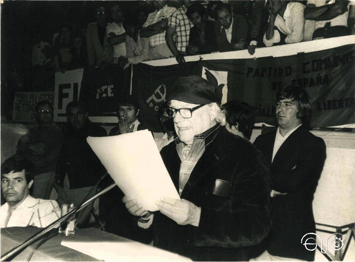 Rafael Alberti en un mitin en El Puerto de Santa María (10 de junio de 1977). Abajo a la izquierda, Manuel Espinar.