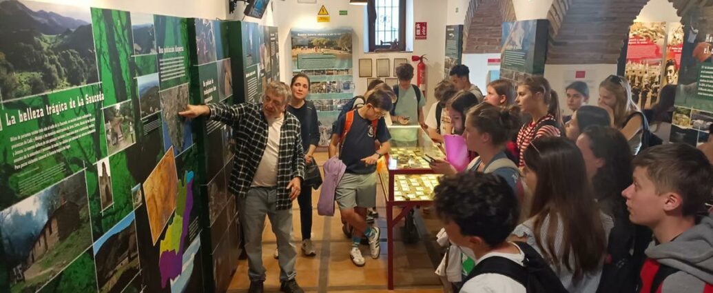 El historiador Antonio Morales Benítez, profesor jubilado del IES Sierra Luna y miembro del comité científico de la Asociación Casa de la Memoria ofrece la visita guiada al alumnado del centro educativo St. Jean Baptiste de la Salle de Charleville Mezières en las Árdenas (Francia).