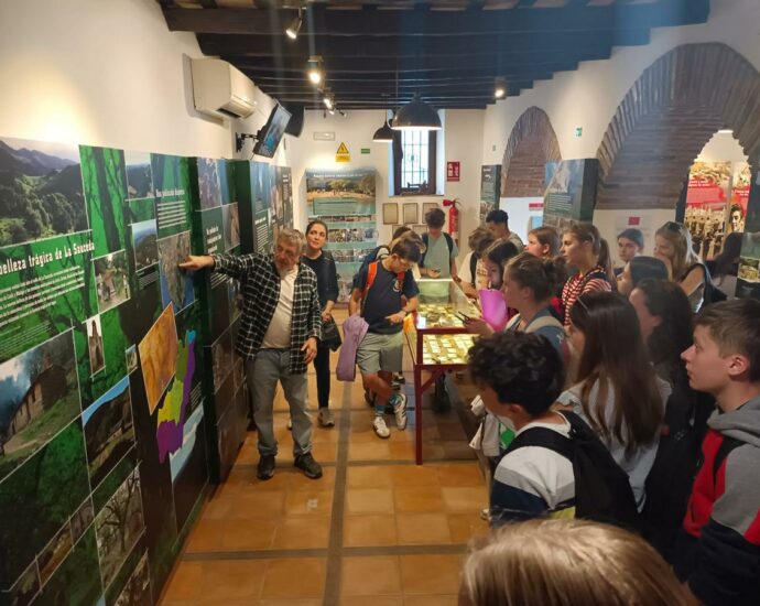 El historiador Antonio Morales Benítez, profesor jubilado del IES Sierra Luna y miembro del comité científico de la Asociación Casa de la Memoria ofrece la visita guiada al alumnado del centro educativo St. Jean Baptiste de la Salle de Charleville Mezières en las Árdenas (Francia).