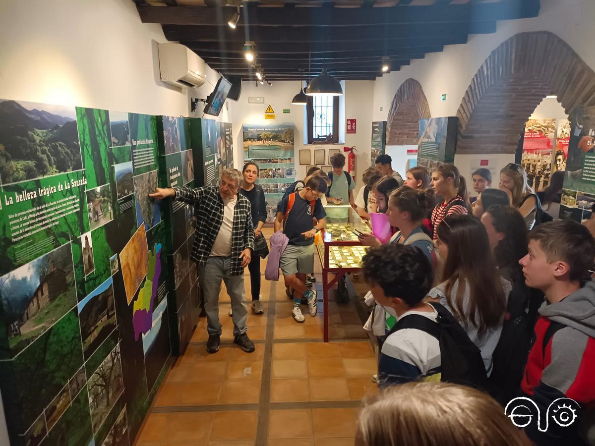 El historiador Antonio Morales Benítez, profesor jubilado del IES Sierra Luna y miembro del comité científico de la Asociación Casa de la Memoria, ofrece la visita guiada al alumnado del centro educativo St. Jean Baptiste de la Salle de Charleville Mezières en las Árdenas (Francia).